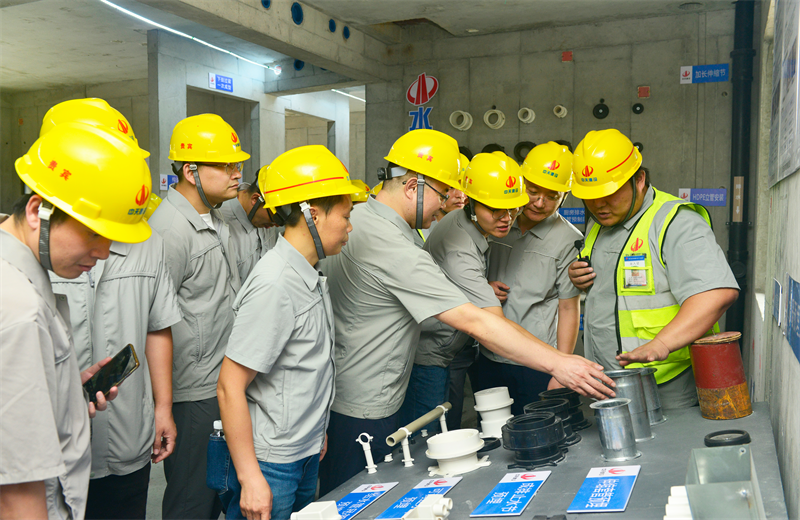 为进一步推进优质客户高效履约，提升交付品质、达成客户满意，2025年6月25日，巅峰国际建设集团在上海组织召开2025年越秀地产、华润置业客户履约推进会。